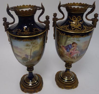 Paire de vases en porcelaine à panse ovoïde...