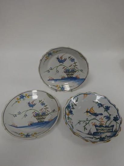 NEVERS

Trois assiettes en faïence à bords...