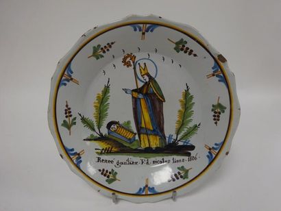 NEVERS

Assiette en faïence à bords contournés...