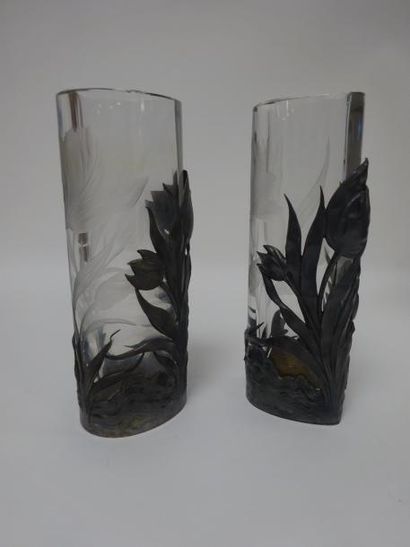 Paire de vases de forme cylindrique, à section...