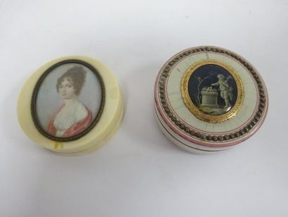 Deux boîtes circulaires ornées d'une miniature...