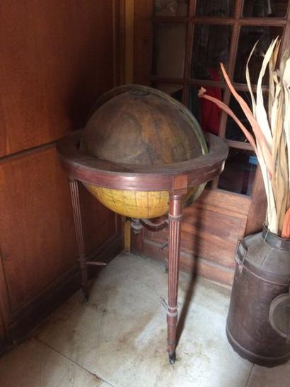 Globe terrestre sur piètement en acajou et...