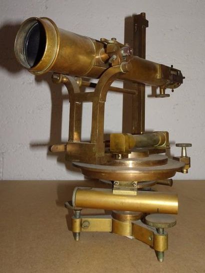 Théodolithe en laiton.

Cercle gravé 'J.L....