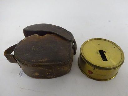 Sextant de poche de la Marine en laiton verni...