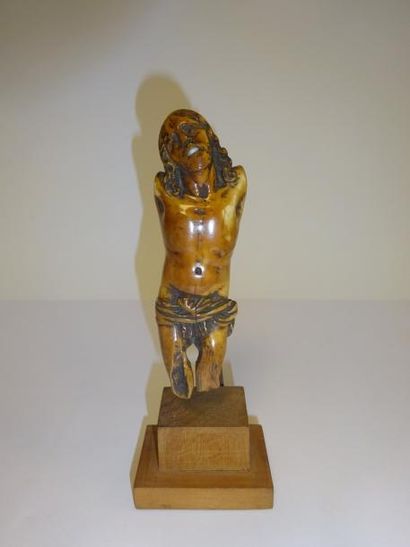 Fragment de Christ en croix.

Sculpture ivoire...