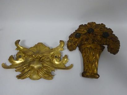 Deux éléments décoratifs en bois sculpté...