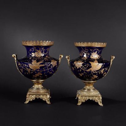 Paire de grands vases de forme balustre en...
