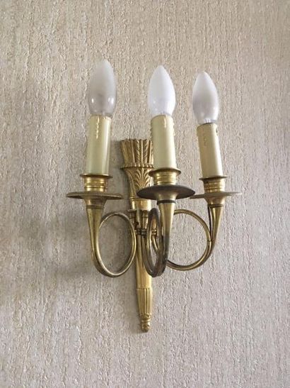 Trois appliques à trois lumières en bronze...