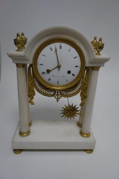 Pendule portique en marbre blanc et bronze...