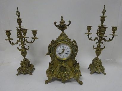 Garniture de cheminée en bronze à décor rocaille...