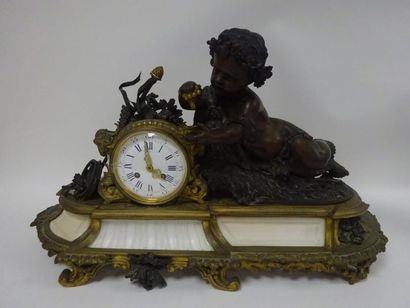 Pendule à poser.

Le décor formé d'un amour...