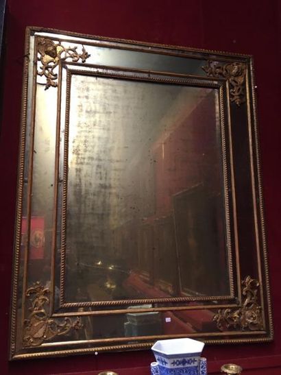 Miroir à parecloses
En bois doré, les écoinçons...