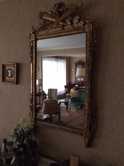 Miroir en bois sculpté et stuqué, le fronton...
