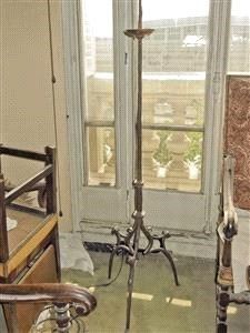 Pique-cierge gothique en fer forgé, le piétement...