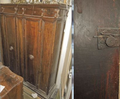 Armoire en noyer.

La façade animée de panneaux...