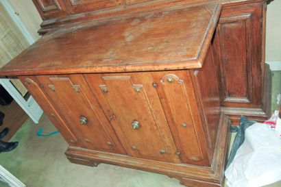 Buffet (credenza) en noyer, à deux battants...