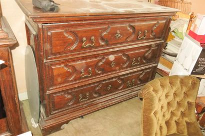 Large commode en noyer à trois tiroirs en...