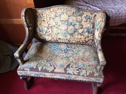 Paire de banquettes à oreilles en bois naturel,...