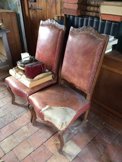 Paire de chaises en bois teinté à haut dossier.

Époque...