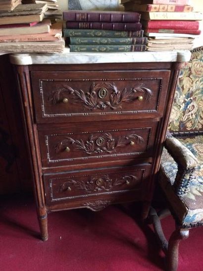 Petite commode en bois naturel, ouvrant à...