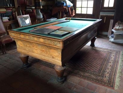 Billard français en bois marqueté de scènes...