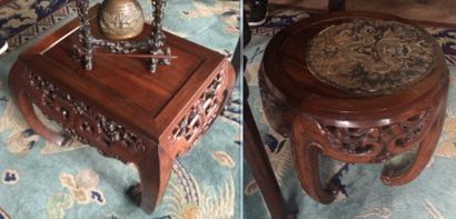 Deux petits tabourets en bois sculpté et...