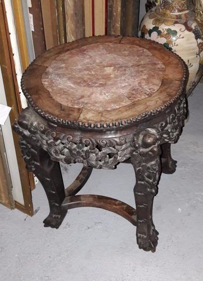Petite sellette en bois brun sculpté et ajouré...