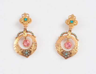 Paire de pendants d'oreilles en or jaune...
