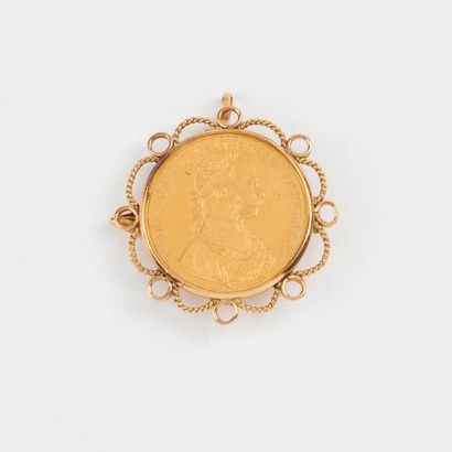 Broche pendentif en or jaune (750) ornée...