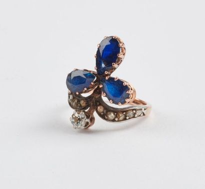 Bague en or rose (750) ornée de trois saphirs...