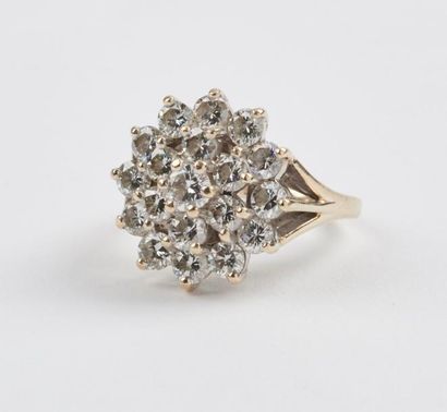 Bague fleur en or gris (585) formée de dix-neuf...