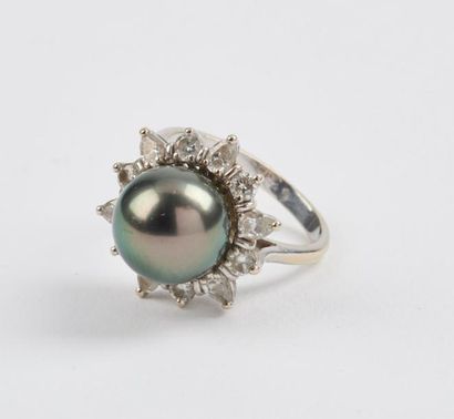 Bague type marguerite en or gris (750) ornée...