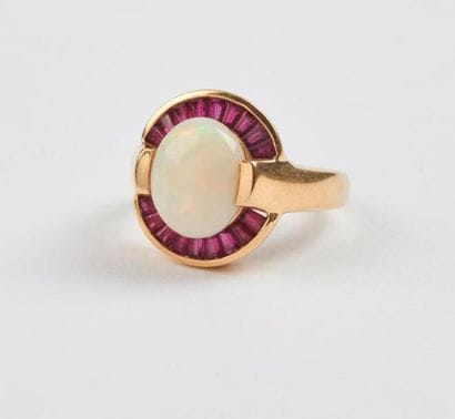 Bague en or jaune (750) ornée d'un cabochon...
