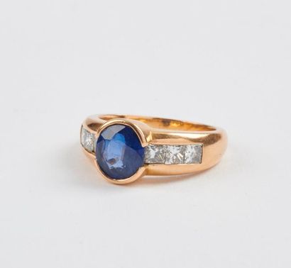 Bague en or jaune (750) ornée d'un saphir...