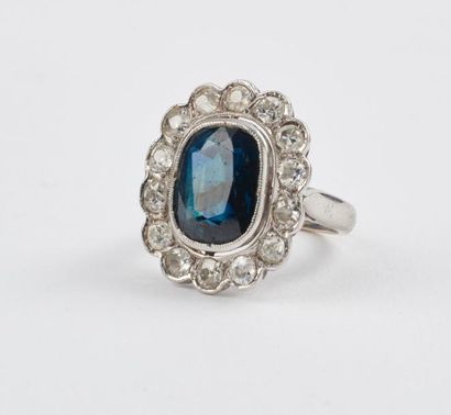 Bague marguerite en or blanc (750) ornée...