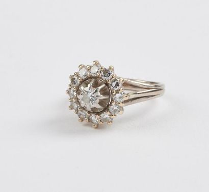 Bague marguerite en platine (850) ornée d'un...