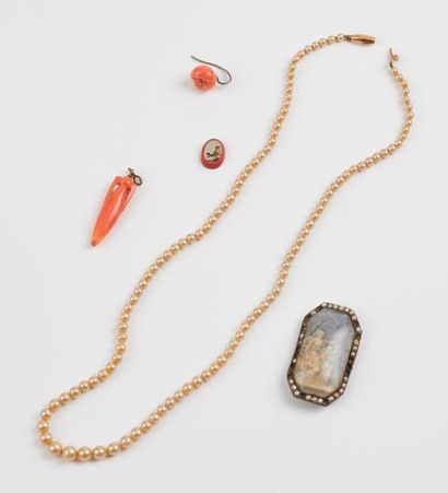 Lot comprenant : 

- Un collier de perles...