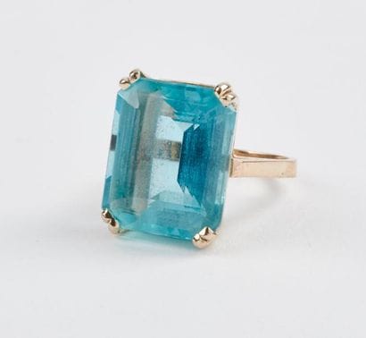 Bague en or blanc (750) ornée d'une aigue...