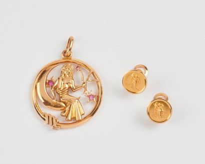Pendentif en or jaune (750) figurant le signe...
