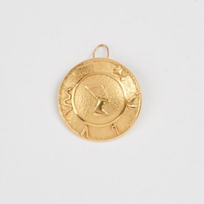 Broche formant pendentif en or jaune (375)...