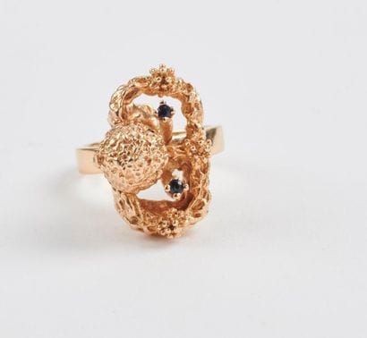 Bague en or jaune (858) à décor fantaisiste...