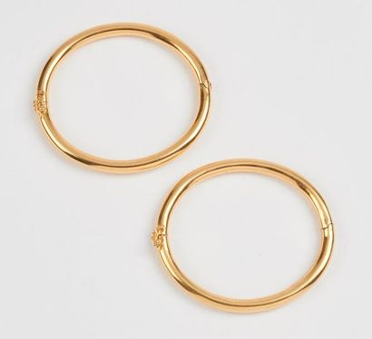 Deux bracelets jonc amovibles en or jaune...