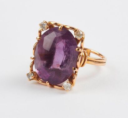 Importante bague en or jaune (750) ornée...