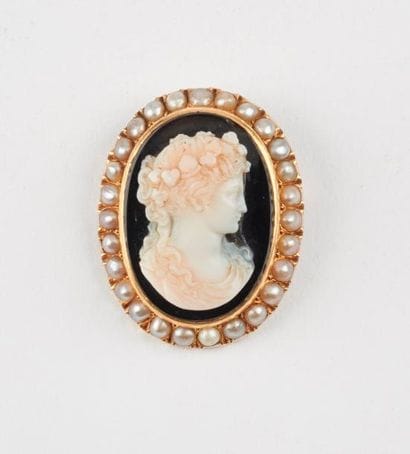 Broche ovale formant pendentif en or jaune...