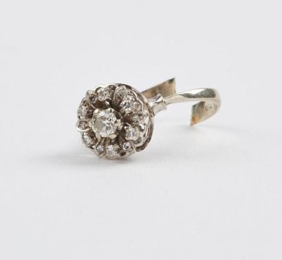Débris de bague fleur en or gris (750) centrée...