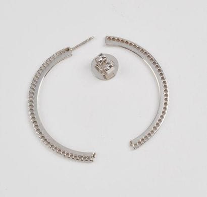 Débris de boucle d'oreille en or gris (750)....