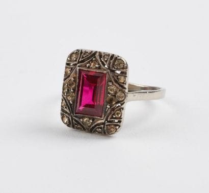 Bague rectangulaire en argent (925) ornée...