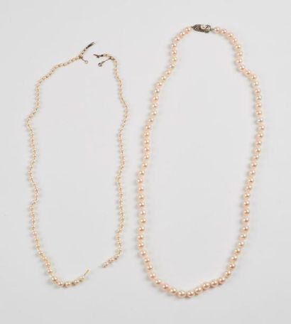 Collier de perles de culture blanches.
Fermoir...