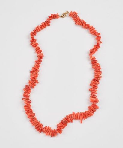 Collier composé de branches de corail orange...