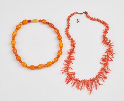 Lot comprenant un collier en corail rose...